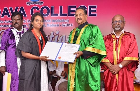மதுரை யாதவா கல்லூரியில் செவ்வாய்க்கிழமை நடைபெற்ற பட்டமளிப்பு விழாவில் மாணவிக்கு பட்டத்தை வழங்கிய முன்னாள் நீதிபதி எஸ். ராஜேஸ்வரன்.