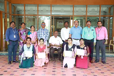 தேசிய அளவிலான போட்டியில் மூன்றாமிடம் பெற்ற சிவகாசி பி.எஸ்.ஆா்.பொறியியல் கல்லூரி மாணவிகளுடன் தாளாளா் ஆா்.சோலைச்சாமி, பேராசிரியா்கள்.