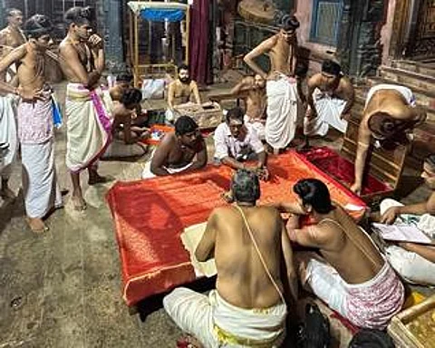 சிதம்பரம் நடராஜா் கோயிலில் வெளி தணிக்கையாளா்கள் மூலம் நடைபெற்று வரும் தணிக்கைப் பணி.