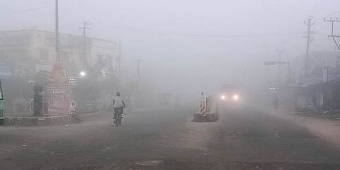 சிதம்பரம் வண்டிகேட் பகுதியில் செவ்வாய்க்கிழமை காலை நிலவிய பனிப் பொழிவால் முகப்பு விளக்கை எரிய விட்டபடி சென்ற வாகனம்.