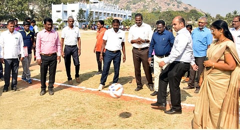 கிருஷ்ணகிரியில் முதலமைச்சா் விளையாட்டுப் போட்டிகளை தொடங்கி வைத்த மாவட்ட ஆட்சியா் தீபக் ஜேக்கப்.