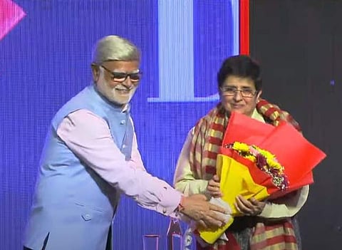 தேவி விருதுகள் தொடக்க விழாவில் கிரண்பேடியை வரவேற்கும் பிரபு சாவ்லா