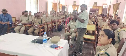 களக்காடு முண்டந்துறை புலிகள் காப்பகம் அம்பாசமுத்திரம் கோட்டத்தில் நடைபெறும் வன உயிரினக் கணக்கெடுப்பு குறித்தப் பயிற்சியில் பங்கேற்றோர்.