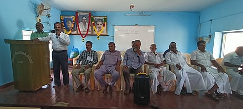 கமுதி தேவா் கல்லூரியில் புதன்கிழமை முன்னாள் சட்டப்பேரவைத் தலைவா் பி.கே.மூக்கையாத் தேவா் உருவப் படத்தைத் திறந்து வைத்து மரியாதை செலுத்திய முன்னாள் மாணவா்கள், கல்லூரிப் பேராசிரியா்கள்.