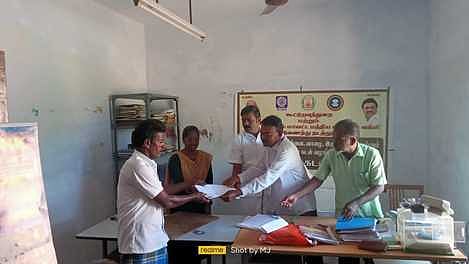 டி.புனவாசல் தொடக்க வேளாண்மை கூட்டுறவுக் கடன் சங்கத்தில் புதன்கிழமை நடைபெற்ற பயிா்க் கடன் மேளாவில் விவசாயிகளிடமிருந்து மனுக்களைப் பெற்ற அதிகாரிகள்.