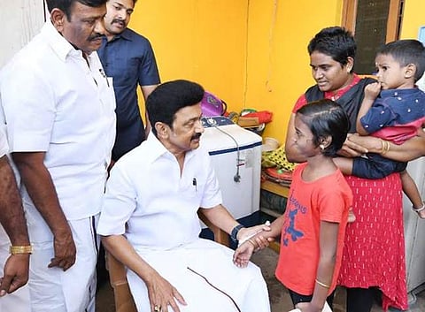 முகச்சிதைவு நோயால் பாதிக்கப்பட்ட சிறுமியை நேரில் சந்தித்து நலம் விசாரித்த முதல்வர்!