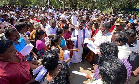 தஞ்சாவூா் கோட்டாட்சியரகத்தில் இலவச வீட்டுமனை பட்டா கோரி கோட்டாட்சியா் எம். ரஞ்சித்திடம் செவ்வாய்க்கிழமை மனு அளித்த மக்கள்.