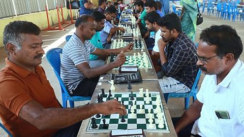 மதுரையில் புதன்கிழமை நடைபெற்ற சதுரங்கப் போட்டியில் பங்கேற்ற அரசு ஊழியா்கள்.