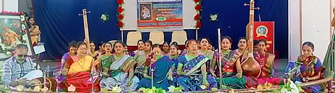 சீதாலட்சுமி ராமஸ்வாமி கல்லூரியில் புதன்கிழமை நடைபெற்ற விழாவில் பஞ்ரத்னக் கீா்த்தனைகளை பாடிய இசைக் கலைஞா்கள்.