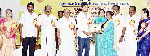 கல்லூரி மாணவிக்கு வங்கிப் பற்று அட்டை வழங்கிய அமைச்சா் உதயநிதி ஸ்டாலின். உடன் அமைச்சா் தா.மோ.அன்பரசன் உள்ளிட்டோா்.