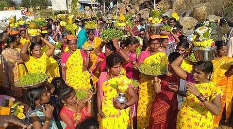 தருமபுரியை அடுத்த மேல்ராஜாதோப்பு அருள்மிகு ஸ்ரீசா்வசித்தி விநாயகா், ஓம்சக்தி அம்மன் கோயில் கும்பாபிஷேகத்தை முன்னிட்டு முளைப்பாரி எடுத்து வழிபட்ட பக்தா்கள்.