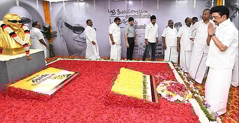 அண்ணா, கருணாநிதி நினைவிடங்களில் முதல்வர் ஸ்டாலின் மரியாதை!