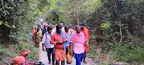 சதுரகிரி சுந்தரமகாலிங்கம் கோயிலுக்கு செல்லும் பக்தர்கள் (கோப்புப் படம்)