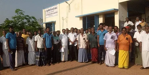 வாழப்பாடியில் கருப்புப் பட்டை அணிந்து போராட்டத்தில் ஈடுபட்ட பால் உற்பத்தியாளர்கள்.