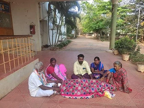 மயானத்திற்கு பாதை கேட்டு மூதாட்டியின் உடலுடன் கந்தர்வகோட்டை வட்டாட்சியர் அலுவலகத்தை முற்றுகையிட்டு போராட்டத்தில் ஈடுபட்டு வரும் அவரது குடும்பத்தினர்.