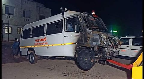 கடலூர் மாவட்டம் நெய்வேலி அருகே மர்மமான முறையில் எரிந்த காஞ்சிபுரம் மாவட்ட அதிவிரைவுப்படை போலீசார் வாகனம்.