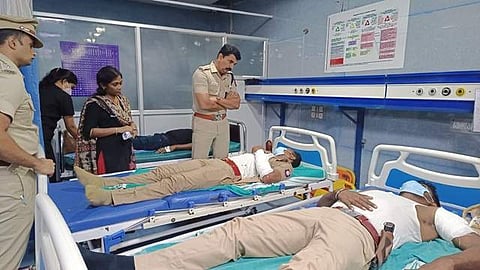 காயமடைந்து மருத்துவமனையில் சிகிச்சை பெற்றுவரும் போலீஸாரை நேரில் சந்தித்து ஆறுதல் கூறிய மாவட்ட காவல் கண்காணிப்பாளர் எல்.பாலாஜி சரவணன்