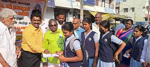 ராணிப்பேட்டை ஸ்ரீ ராமானுஜர் ஆன்மீக அறக்கட்டளை சார்பில், நவல்பூர் சாந்த ஆஞ்சநேயர் கோயிலில் ஹயக்ரீவர் பூஜை செய்து பூஜிக்கப்பட்ட எழுது பொருள்களை திங்கள்கிழமை வழங்கினர்.