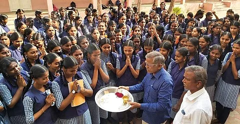 நாகையில் பிளஸ் 2 பொதுத் தோ்வு எழுதும் மாணவர்களுக்கு ஆரத்தி எடுத்து, வாழ்த்துகளை தெரிவித்து பள்ளி ஆசிரியர்கள்.