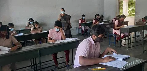 தமிழகம், புதுச்சேரியில் பிளஸ் 2 பொதுத் தோ்வு தொடங்கியது!
