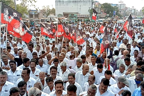 தேனியில் அதிமுகவினா் ஆா்ப்பாட்டம்