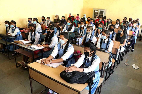 அதிகரிக்கும் வெய்யில்: தெலங்கானாவில் இன்றுமுதல் அரைநாள் மட்டுமே பள்ளி!