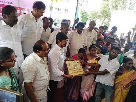 திருவாரூர் மாவட்ட ஆட்சியர் அலுவலக வளாகத்தில் பயனாளிகளுக்கு நலத்திட்ட உதவிகளை வழங்கிய அமைச்சர் உதயநிதி ஸ்டாலின்.