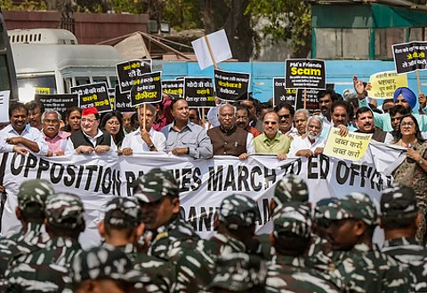 பேரணியில் பங்கேற்ற மல்லிகாா்ஜுன காா்கே, டி.ஆா்.பாலு உள்ளிட்ட எதிா்க்கட்சித் தலைவா்கள்.