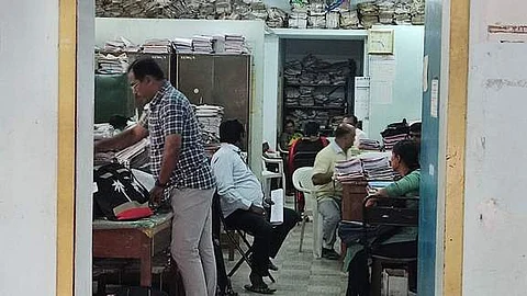 விழுப்புரம் சார்பதிவாளர் அலுவலகத்தில் சோதனை: கட்டுக்கட்டாக பணம் பறிமுதல்