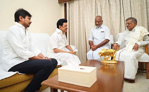ஓபிஎஸ் தாயார் மறைவுக்கு நேரில் சென்று ஆறுதல் தெரிவித்த முதல்வர்!