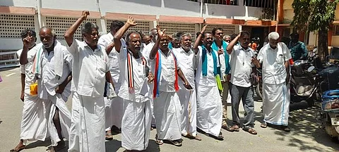 குறைதீர்க்கும் கூட்டம்: மாவட்ட ஆட்சியர் வராததால் விவசாயிகள் போராட்டம்