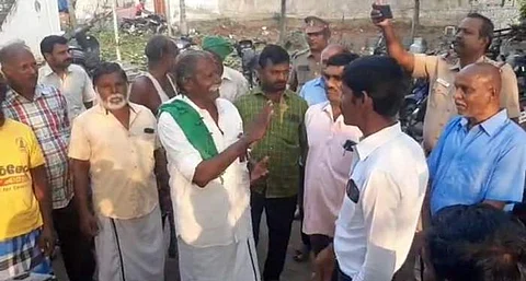 சேலத்தில் கருப்பு பேட்ஜ் அணிந்து பால் உற்பத்தியாளர்கள் போராட்டம்!