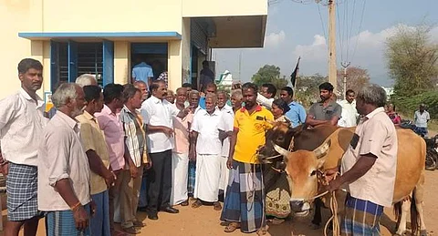 வாழப்பாடியில் கறவை மாடுகளுடன் போராட்டத்தில் ஈடுபட்ட பால் உற்பத்தியாளர்கள்.