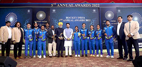 ஹாக்கி இந்தியா விருதுகள்: சிறந்த வீரா் ஹாா்திக் சிங்; சிறந்த வீராங்கனை சவிதா புனியா