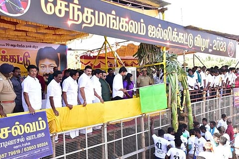 ஜங்களாபுரத்தில் ஜல்லிக்கட்டு போட்டியை தொடங்கி வைத்த அமைச்சர் உதயநிதி ஸ்டாலின்