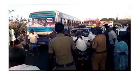 சேலம் - சென்னை தேசிய நெடுஞ்சாலையில் மறியலில் ஈடுபட்ட மக்கள்.