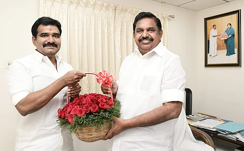 பாஜக ஐடி பிரிவு தலைவா் அதிமுகவில் இணைந்தாா்