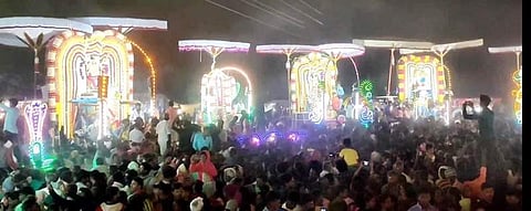 மானாம்பதி கூட்டு சாலையில் ஒன்றாக இணைந்து பக்தர்களுக்கு காட்சியளித்த 16 கிராமங்களைச் சேர்ந்த சுவாமிகள்.