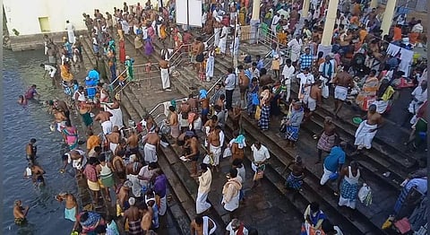 திருவையாறு காவிரி கரையில் முன்னோர்களுக்கு தர்ப்பணம் செய்யும் பக்தர்கள்.