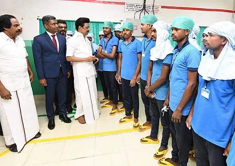 நெல்லை: தனியார் ஆலையில் வெளிமாநில தொழிலாளர்களை சந்தித்த ஸ்டாலின்