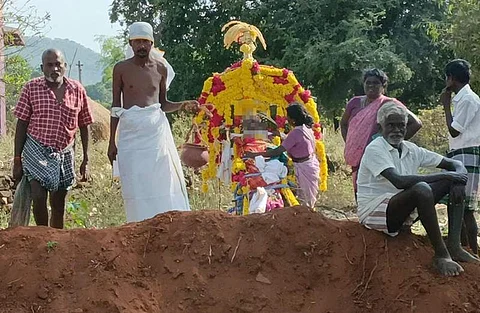 பொதுப்பாதை ஆக்கிரமிப்பு: இறந்தவர் உடலை வைத்து உறவினர்கள் போராட்டம்