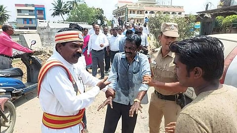 சிதம்பரம் அருகே கூத்தன் கோயில் பகுதிக்கு ஆய்வு மேற்கொள்ள வந்த ஆட்சியர் பாலசுப்பிரமணியம் முன்பு பெட்ரோல் ஊற்றிக்கொண்டு தீக்குளிக்க முயன்ற சம்பந்தம்.