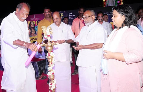 புதுச்சேரியில் சித்திரை கடற்கரைத் திருவிழா: முதல்வா் என்.ரங்கசாமி தொடக்கி வைத்தாா்