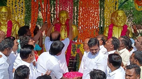 அம்பேத்கர் பிறந்த நாள்: ராமதாஸ் மாலை அணிவித்து மரியாதை