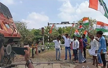 நாகையில் சனிக்கிழமை ரயில் மறியல் போராட்டத்தில் ஈடுபட்ட காங்கிரஸாா்.