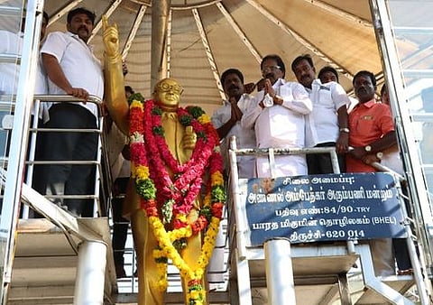 அம்பேத்கா் சிலைக்கு பல்வேறு கட்சியினா் மாலை அணிவிப்பு