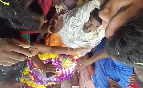 துப்பாக்கிச்சூட்டில் பலியான தேவாரம் ராணுவ வீரா் உடல் தகனம்: ராணுவ மரியாதை செலுத்தாததால் கிராம மக்கள் போராட்டம்