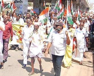 திண்டுக்கல்லில் மூத்த நிா்வாகி இராமு.ராமசாமி தலைமையில் ரயில் மறியல் போராட்டத்துக்காக பேரணியாக வந்த காங்கிரஸாா்.