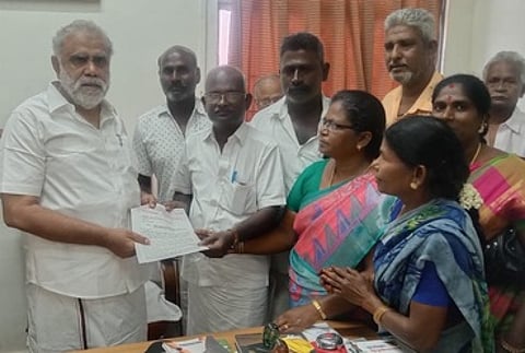 திண்டுக்கல்லில் ஊரக உள்ளாட்சித் துறை அமைச்சா் இ.பெரியசாமியை சனிக்கிழமை சந்தித்து கோரிக்கை மனு வழங்கிய தமிழ்நாடு ஊரக வளா்ச்சி உள்ளாட்சித் துறை ஊழியா் சம்மேளன நிா்வாகிகள்.