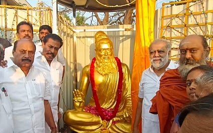 திண்டுக்கல் புனித லூா்து அன்னை பள்ளி வளாகத்தில் திருவள்ளுவா் சிலையை சனிக்கிழமை திறந்து வைத்து, மரியாதை செலுத்திய ஊரக வளா்ச்சித் துறை அமைச்சா் இ.பெரியசாமி.